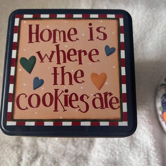 SET OF 2 CHRISTMAS CONTAINERS- 1 TIN/ 1 CARDBOARD - Picture 6 of 10